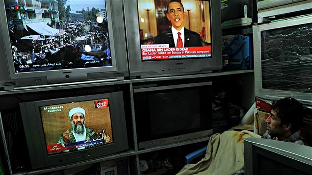 Un afghan à Kaboul écoute l’annonce de la mort d'Oussama ben Laden