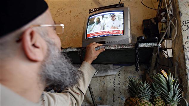 Un Libanais de Sidon, au Liban, écoute les dernières informaitons sur la mort de Ben Laden.