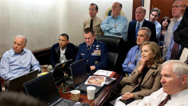 La Maison-Blanche a publié cette photo montrant le président Obama suivant les opérations à la Maison-Blanche dimanche.