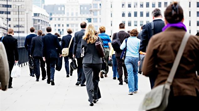 Des piétons marchent dans la ville