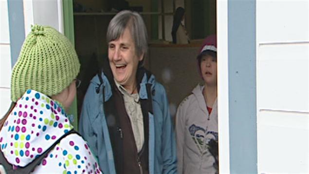 Louise Brissette et quelques-uns de ses enfants adoptés.