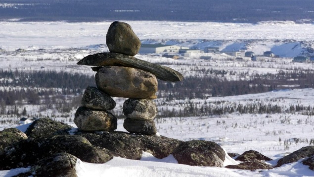 Un inukshuk surplombe le village de Kuujjuaq.