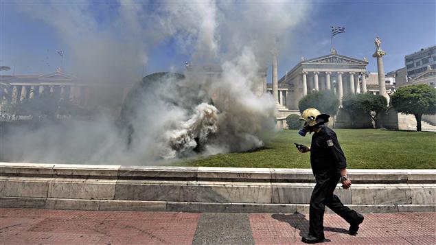 Un pompier devant l'Université d'Athènes