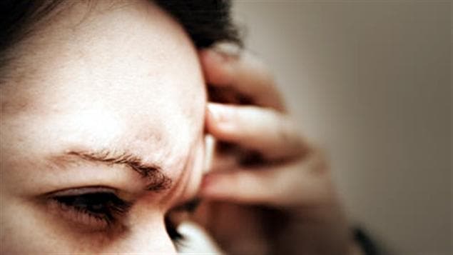 Une femme souffre de la migraine