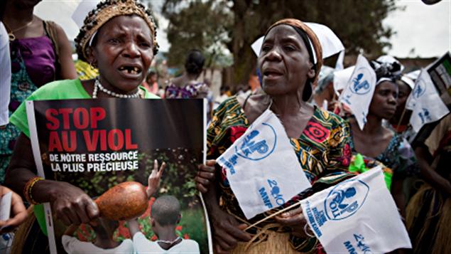 Des femmes marchent pour l'arrêt des viols en République démocratique du Congo (17 octobre 2010).