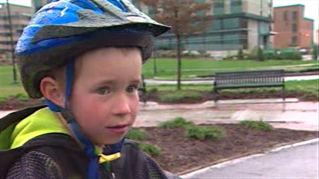 Liam, un cycliste de 7 ans, à Sherbrooke
