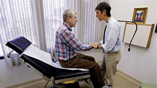 Médecin de famille avec une personne âgée