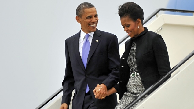Barack et Michelle Obama, arrivés en Irlande, descendent d'Air Force One.