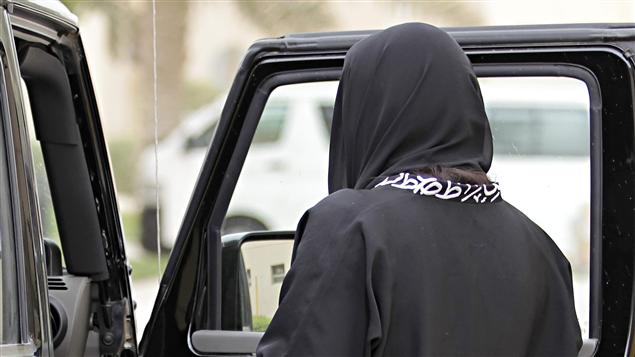 Une femme prend place à bord d'une voiture en Arabie saoudite