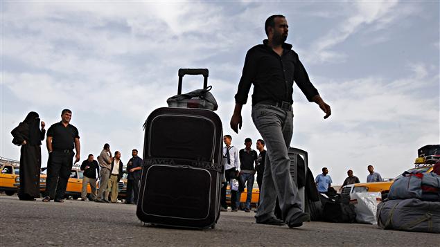 Des Palestiniens se préparent à franchir le point de passage de Rafah.