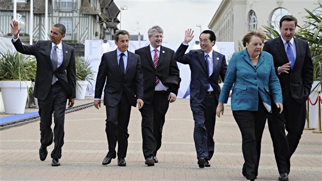 De gauche à droite : les chefs d'État Barack Obama, Nicolas Sarkozy, Stephen Harper, Naoto Kan, Angela Merkel et David Cameron, le 26 mai 2011 à Deauville, France 