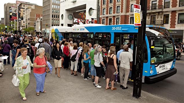 Des visiteurs prennent l'autobus gratuitement pour aller d'un musée à l'autre.