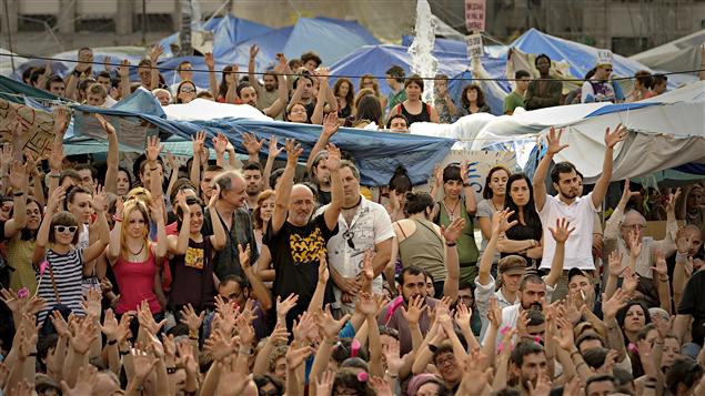 Des personnes rassemblées sur la place Puerta del Sol, à Madrid, le 29 mai 2011