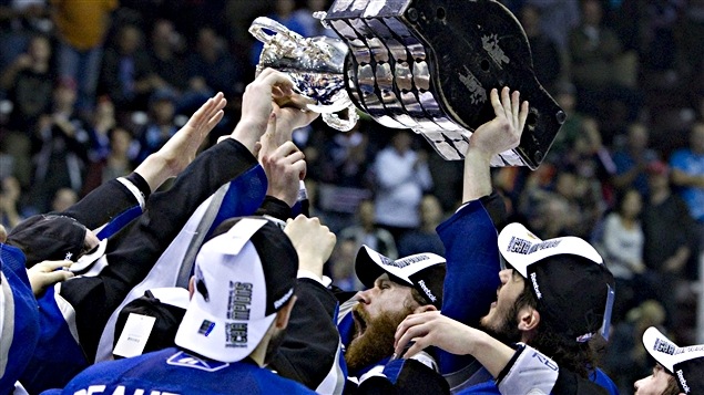 Les Sea Dogs soulèvent la Coupe Memorial.