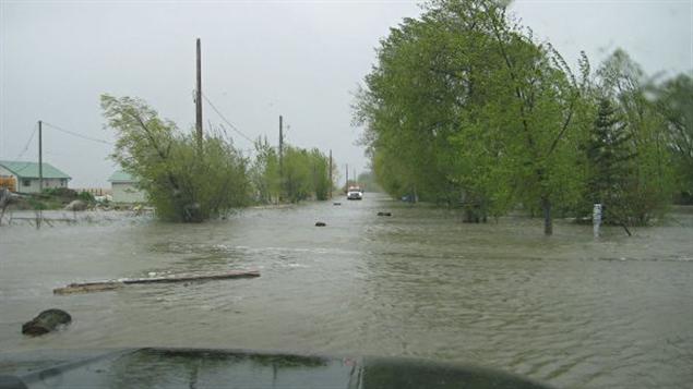 Une route inondée à Twins Lake, le 31 mai 2011