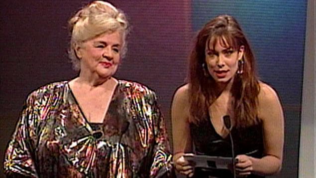 Alys Robi, accompagnée de Joëlle Morin, lors de la remise des prix Gémeaux en 1995.