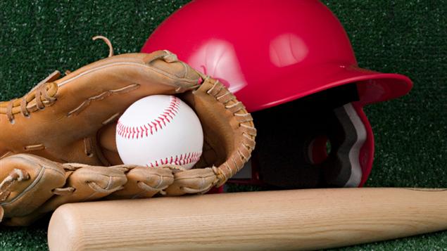 L'équipement au baseball : casque de frappeur, bâton, ball et gant.