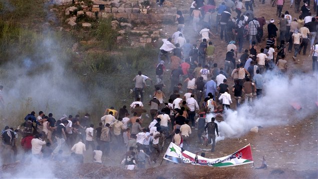 Des manifestants tentent de franchir la ligne de cessez-le-feu entre la Syrie et Israël.