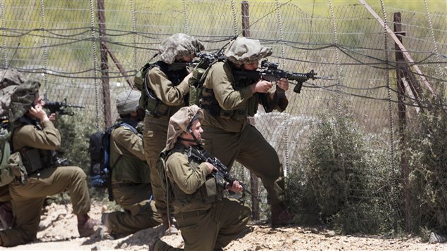 Des soldats israéliens en position près de la ligne de cessez-le-feu.
