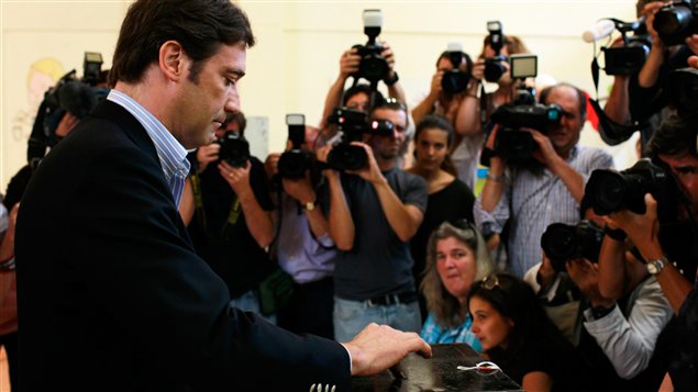 Le chef de la droite portugaise, Pedro Passos Coelho, vote devant les objectifs des médias portuguais