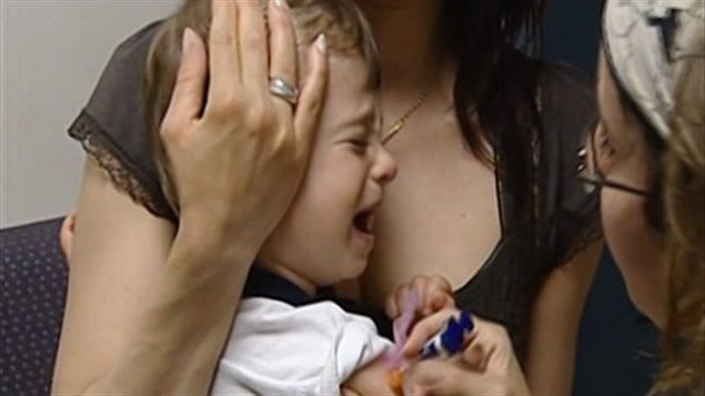 Un enfant se fait vacciner contre la rougeole.
