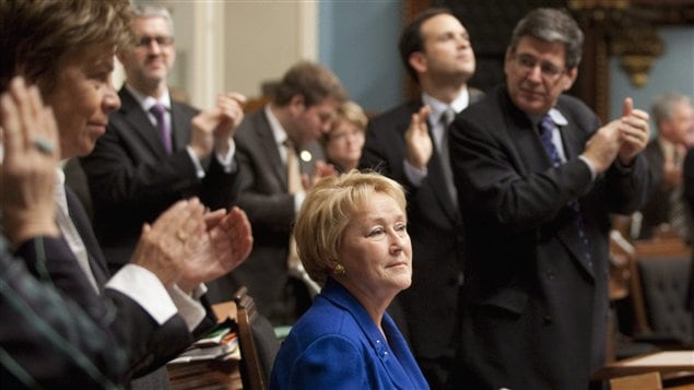 Pauline Marois applaudit par son caucus. (archive)