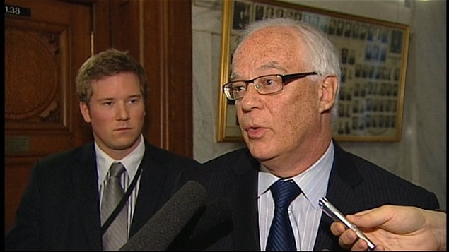 Le ministre Robert Dutil a répondu aux questions des journalistes.