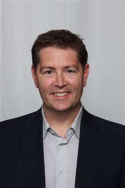 L'ancien journaliste Mike Brown a posé sa candidature à l'investiture conservatrice dans Saint-Vital en vue des prochaines élections provinciales.