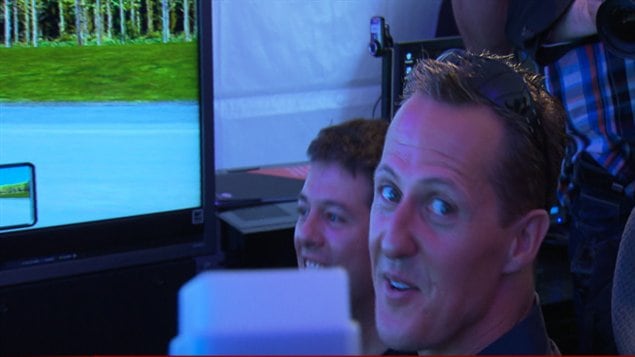 Michael Schumacher participe à une activité de sensibilisation pour réduire le nombre d'accidents provoqués par la rédaction de messages texte au volant.