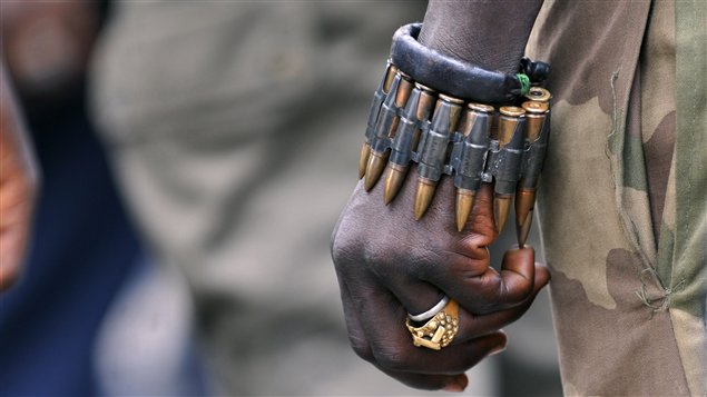 Un soldat des Forces Républicaines de Côte d’Ivoire portant un bracelet de munitions.