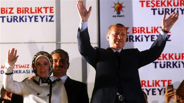 Le premier ministre turc réélu Recep Tayyip Erdogan et son épouse Emine célèbrent la victoire devant les bureaux du Parti de la justice et du développement (AKP) à Ankara.
