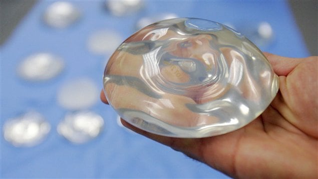 Une radio de Calgary offre des implants mammaires à ses auditrices.