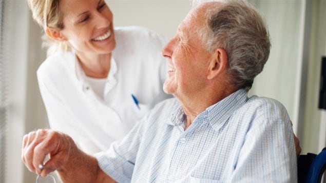 Un homme discute avec une infirmière