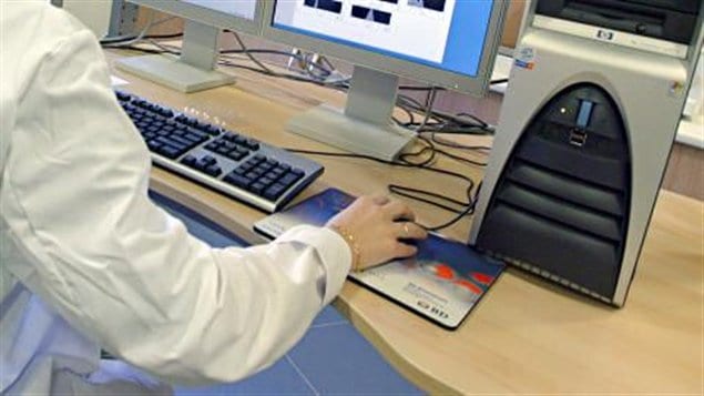 Un travailleur devant un ordinateur (archives)