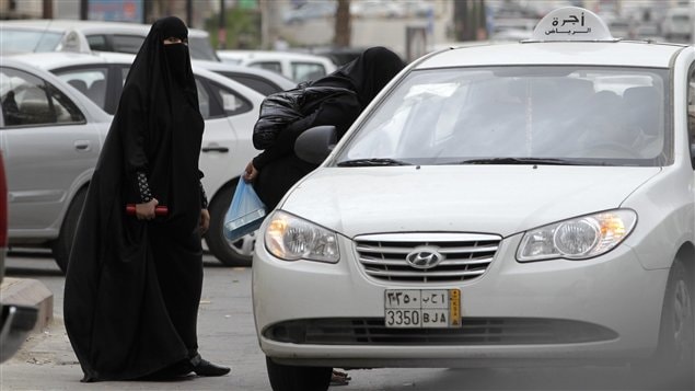 Des Saoudiennes s'apprêtent à prendre un taxi dans les rues de Riyad (archives)