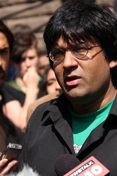 Jaggi Singh à sa sortie du tribunal le 21 juin 2011