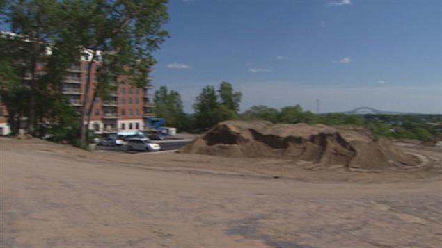L'endroit où sera construit la tour à condos.
