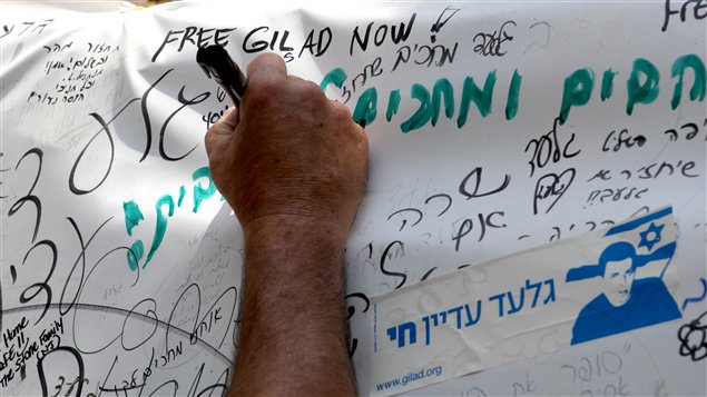 Une femme israélienne écrit des messages d'encouragement au soldat Gilad Shalit à l'extérieur de la résidence du premier ministre Benyamin Netanyahou.