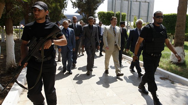 Le ministre Baird, à son arrivée à l'aéroport de Benghazi.