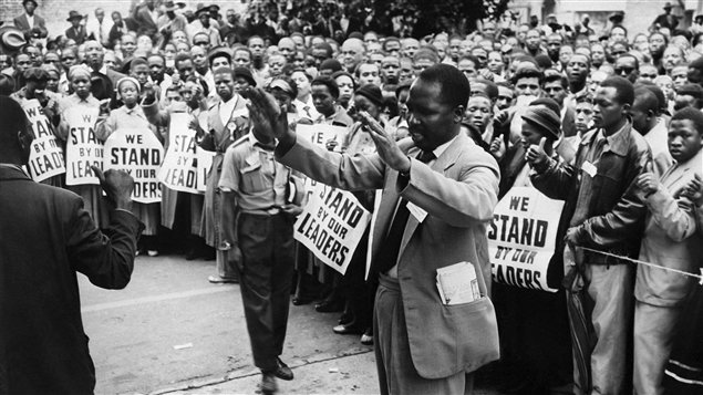 Des millitants anti-apartheid manifestent à Johannesbourg, en 1956.