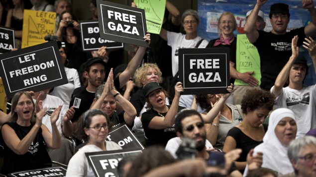 À Athènes, en Grèce, des manifestants brandissent des affiches prônant la libération de Gaza (27 juin 2011).