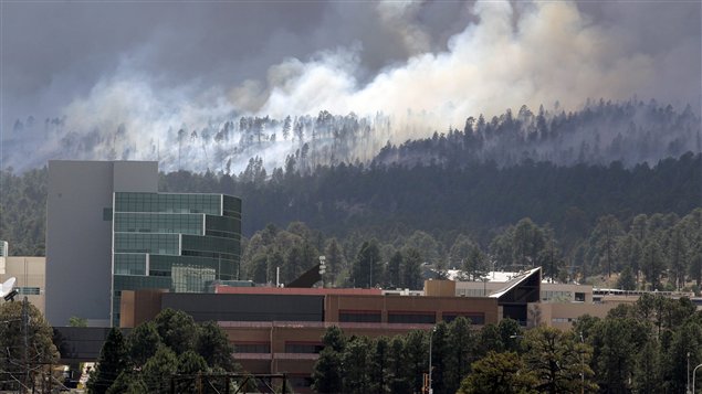 Les flammes ravagent la forêt avoisinant le laboratoire de Los Alamos, au Nouveau-Mexique (29 juin 2011).