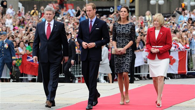 Le duc et la duchesse de Cambridge marchent aux côtés du premier ministre Stephen Harper et son épouse, Laureen (Ottawa, 30 juin 2011).