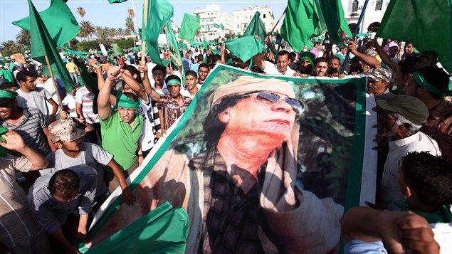 Des milliers de partisans du colonel Kadhafi occupent la Place verte de Tripoli, où un message de leur dirigeant a été diffusé pour marquer les 100 jours du début des frappes de l'OTAN (1er juillet 2011).