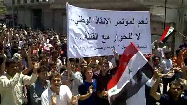 Image tirée d'une vidéo publiée sur YouTube, montrant des manifestants à Kafr Nabel, dans le nord-ouest de la Syrie, le 1er juillet 2011.