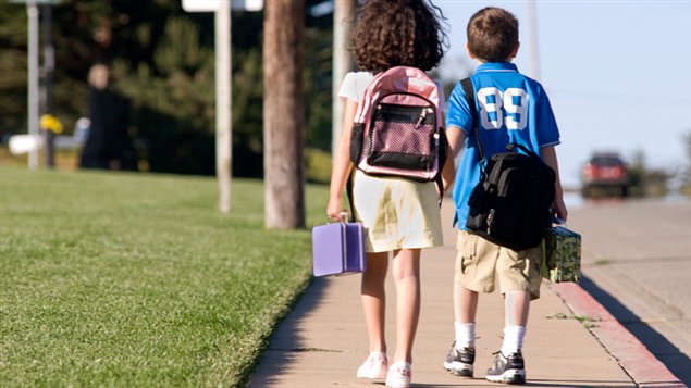 Des enfants qui marchent vers l'école.