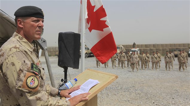 Le commandant des forces canadiennes en Afghanistan, le brigadier-général canadien Dean Milner, prononce un discours durant la cérémonie de transfert des pouvoirs, le 5 juillet 2011.