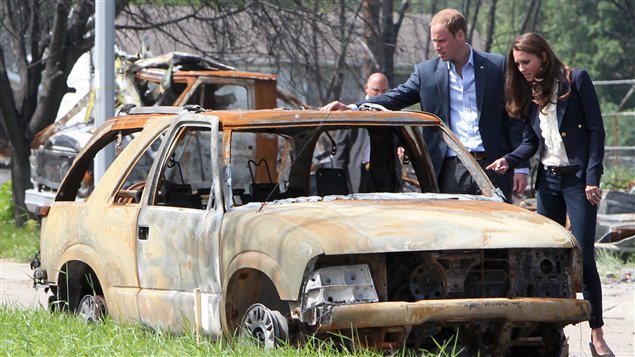 Le prince William et son épouse Kate Middleton constatent les dommages causés par l'incendie de forêt à Slave Lake.