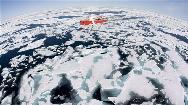 Le brise-glace canadien Louis-Saint-Laurent, lors d'une mission dans la baie de Baffin à l'été 2008.