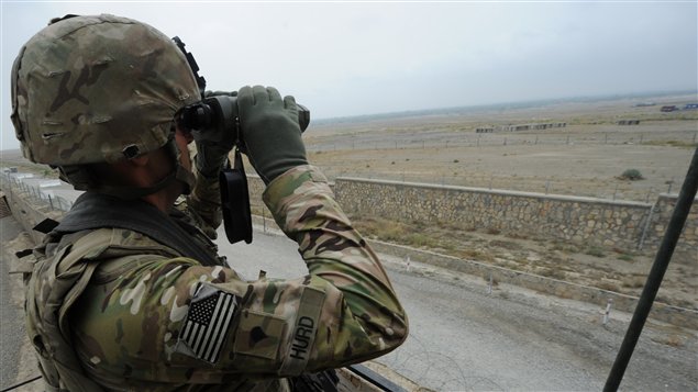 Un soldat américain monte la garde